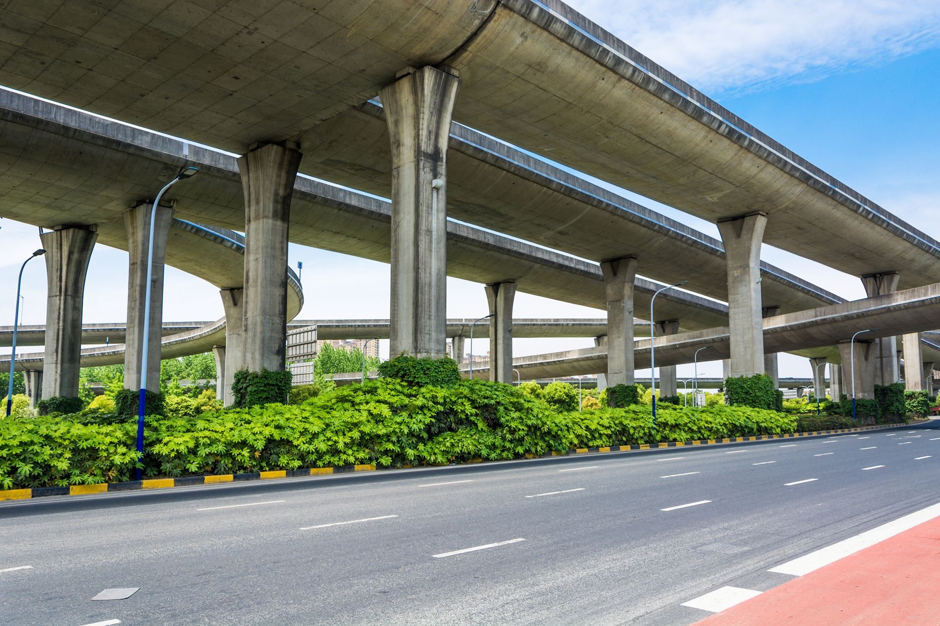 מוצרים ומערכות לתשתיות כבישים, גשרים ומנהרות